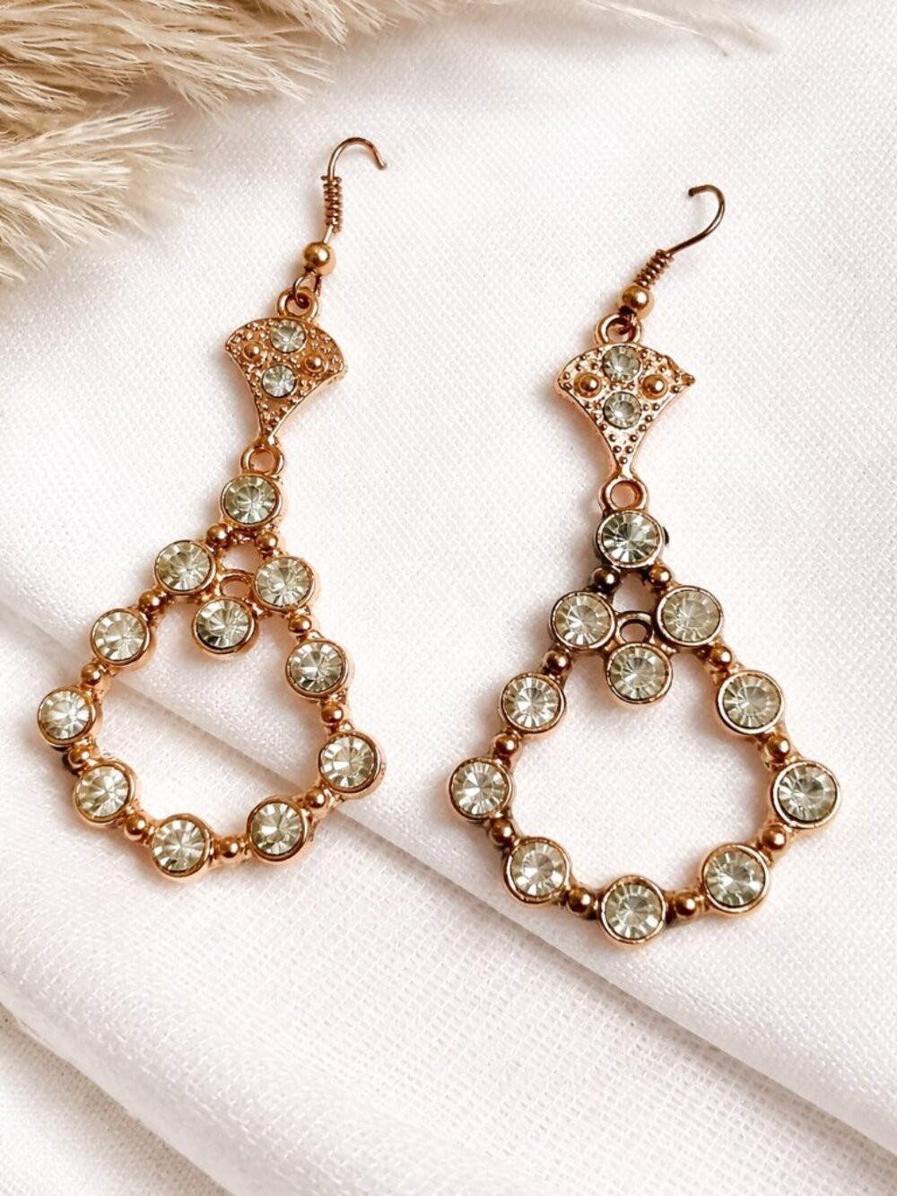 Y2k boho chic gold toned sparkle old money vintage style dangling earrings